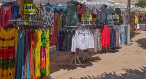 Stand de vêtements au marché