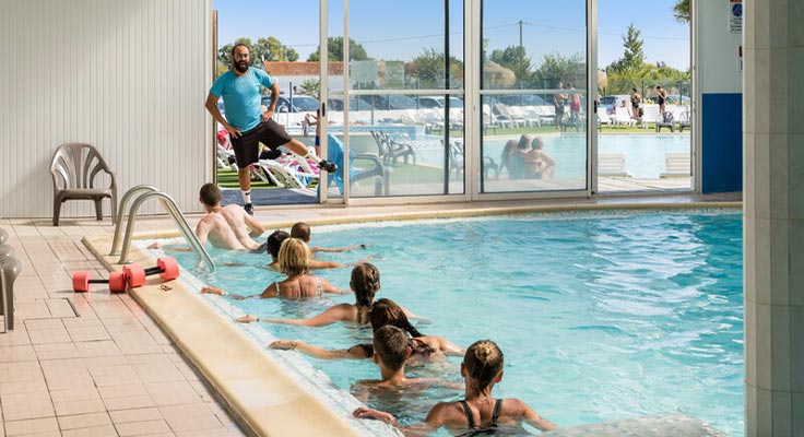 Cours d'aquagym dans la piscine couverte du camping Le Zagarella