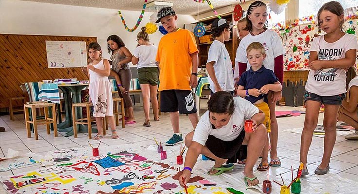 Peinture au club enfants du camping Le Zagarella