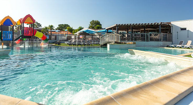 Bain &agrave; remous dans la piscine du camping