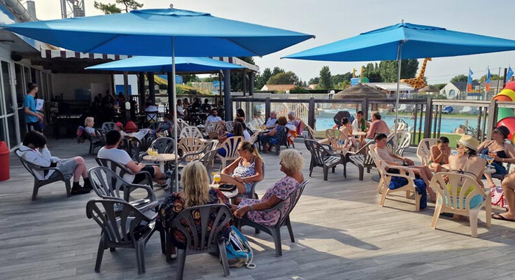 Terrasse du bar du camping Le Zagarella