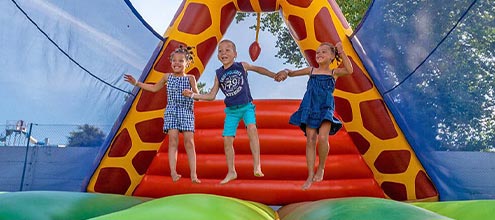 Enfants dans la structure gonflable du camping