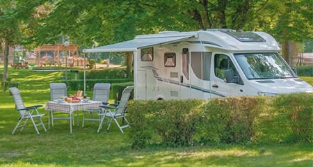 Emplacement de camping avec camping-car