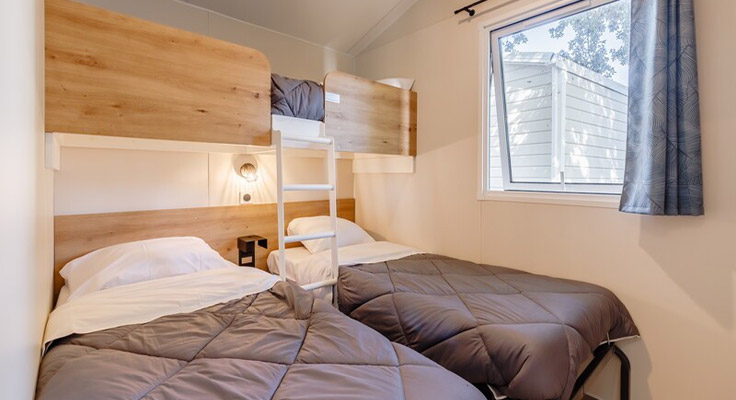 Chambre avec lits simples dans un mobil-home Comfort
