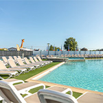 Transats au bord de la piscine chauffée du Zagarella