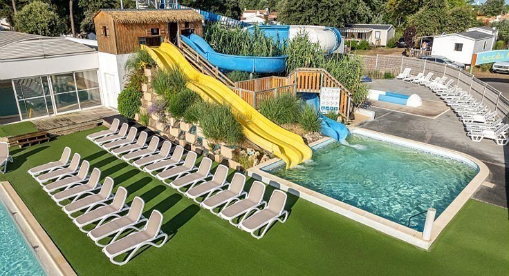 Solarium et toboggans du parc aquatique du camping