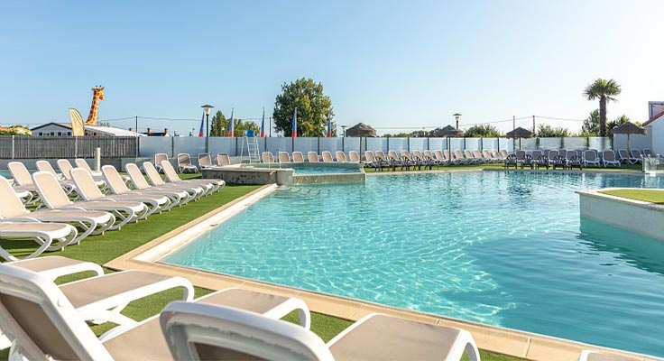 Transats autour de la piscine du Zagarella